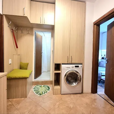 דירה Compact Next To Troikata Square בורגאס